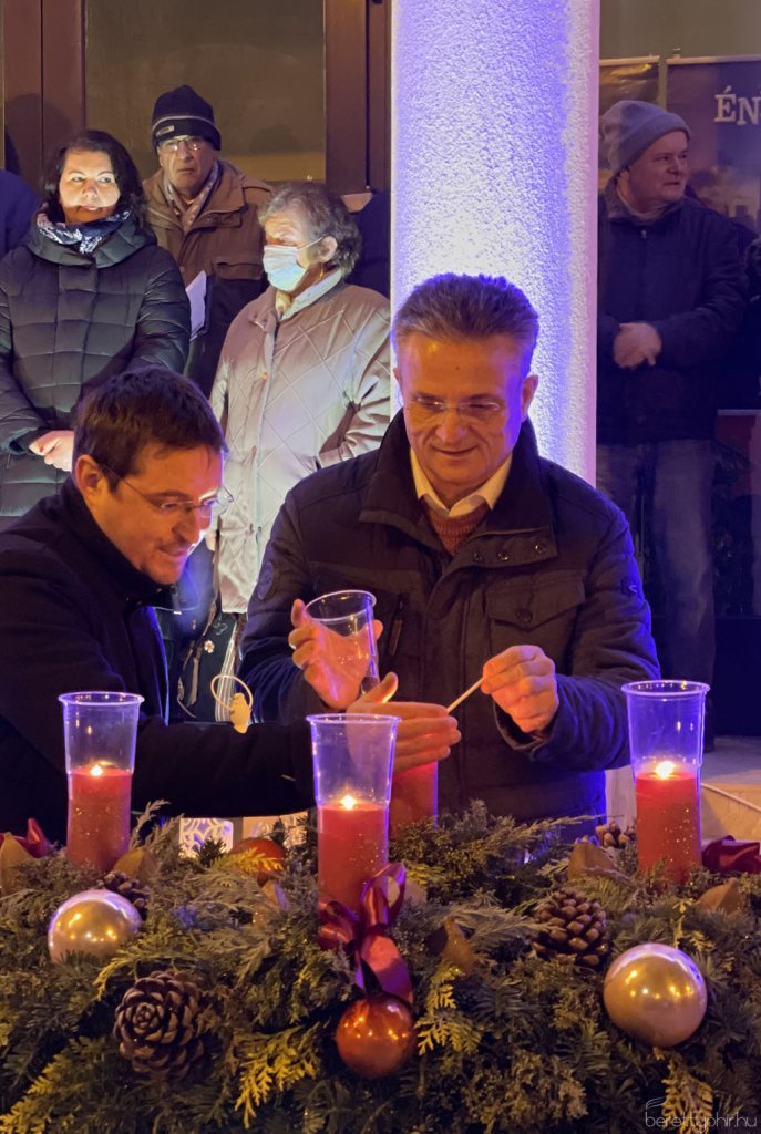 Fellobbant a szeretet lángja 52